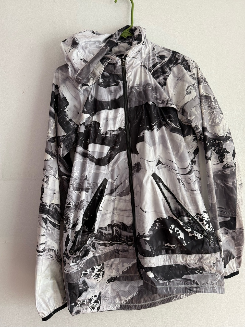 Lululemon Womenโs Black & White Printed Hooded Jacket, size 8